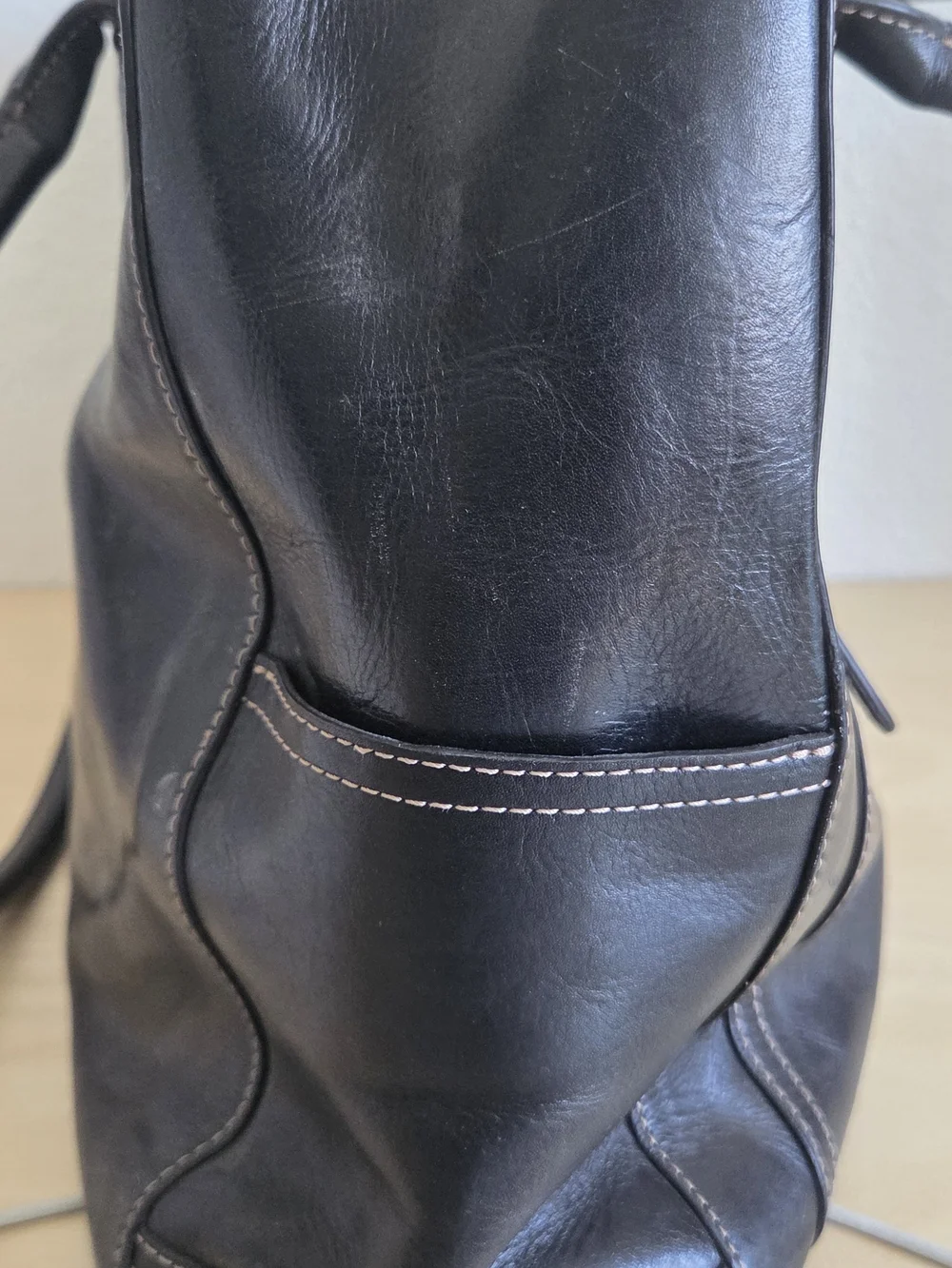 Fossil Black Leather Tote Bag with Contrast Stitching